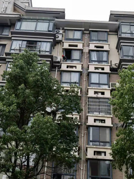 窗臺下都是濕的，是窗戶漏水嗎？漏水的原因是什么？怎么解決？