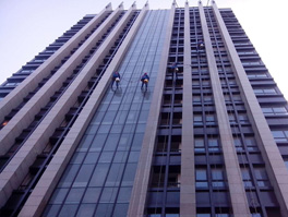 外墻清洗高空玻璃清洗方法？