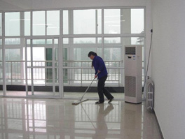 學(xué)校保潔，為校園創(chuàng)造空氣清新優(yōu)美的環(huán)境