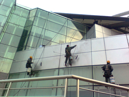 建筑物外墻清洗要采用哪些安全的措施？