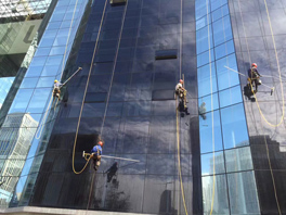 在進(jìn)行外墻清洗時(shí)，一定要根據(jù)實(shí)際情況來！