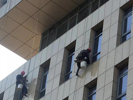 建筑物如何進行高空外墻清洗呢？